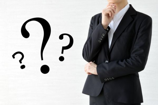 疑問に思う人の画像